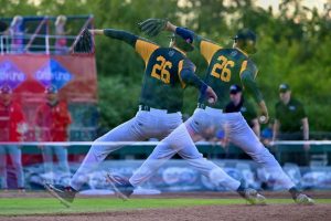 NightOwls Make It Four Straight With A 6-5 Win Over The AppleSox